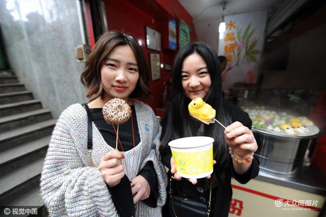 组图：栈桥景区小吃街售卖卡通点心 萌化游人