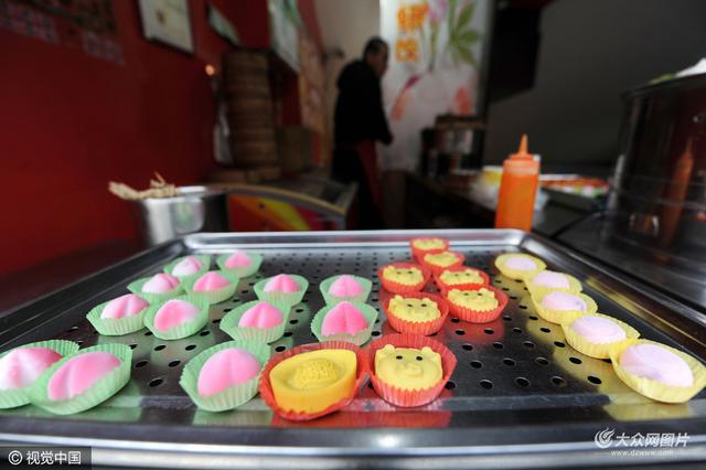 组图：栈桥景区小吃街售卖卡通点心 萌化游人