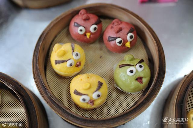 组图：栈桥景区小吃街售卖卡通点心 萌化游人