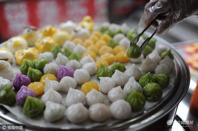 组图：栈桥景区小吃街售卖卡通点心 萌化游人