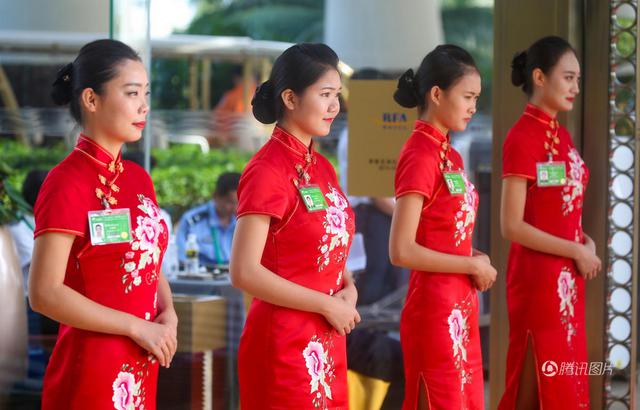 博鳌论坛礼仪小姐亮相 牡丹绣花旗袍国色天香