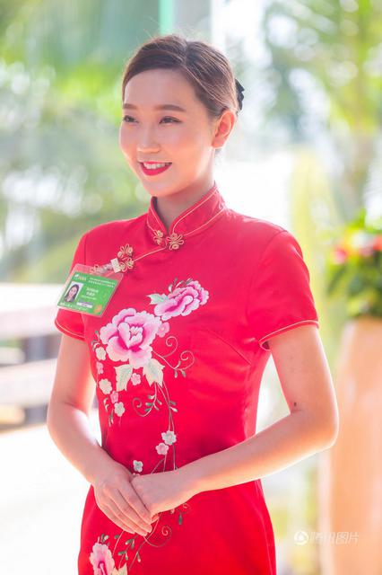 博鳌论坛礼仪小姐亮相 牡丹绣花旗袍国色天香