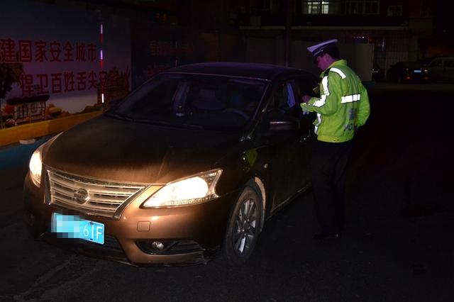 【畅安青岛】夜查渣土车 警车竟然被盯梢