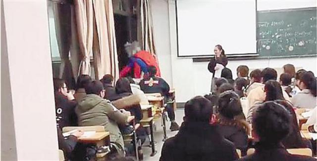 杀马特主播大闹大学课堂无底线胡闹遭拘留罚款