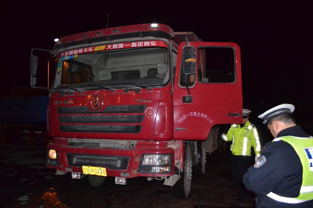 【畅安青岛】夜查渣土车 警车竟然被盯梢