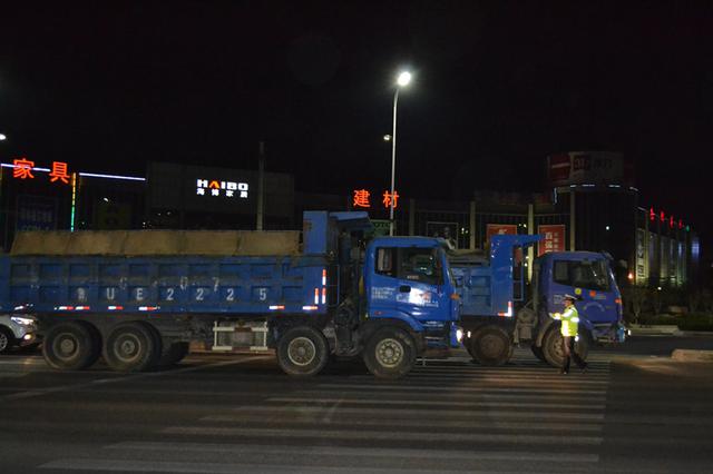 【畅安青岛】夜查渣土车 警车竟然被盯梢