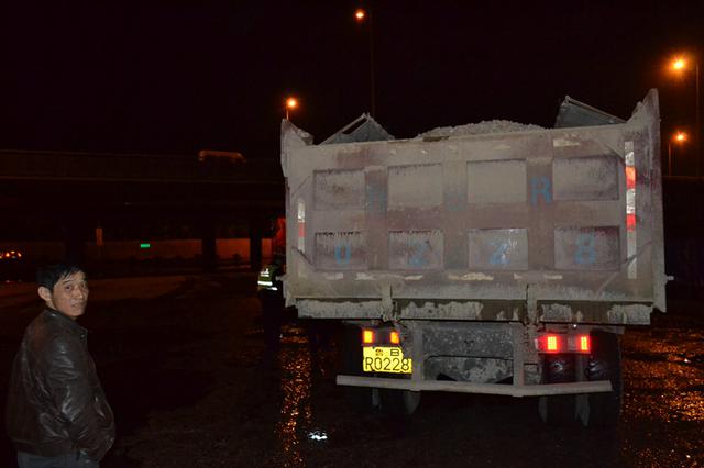 【畅安青岛】夜查渣土车 警车竟然被盯梢