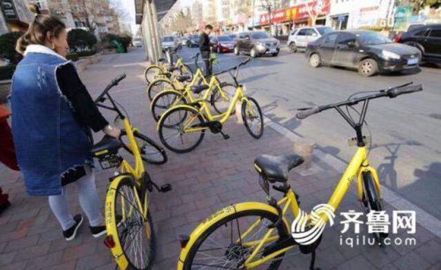 共享单车入驻青岛遇尴尬 没有自行车道去哪儿骑 共享单车入驻青岛遇尴尬 没有自行车道去哪儿骑