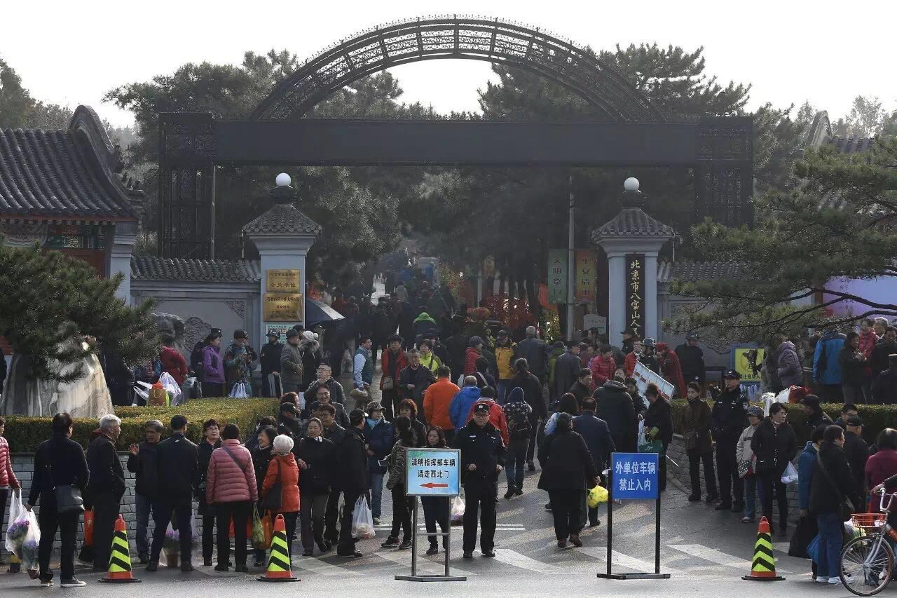 △今日，北京迎来清明节首个祭扫高峰，八宝山人民公墓出现大批祭扫市民。