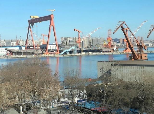 中国首艘国产航母“海军节下水”?性能备受猜测
