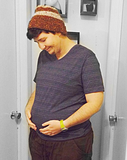 美变性男子成功怀孕生下女儿 称不会移除卵巢