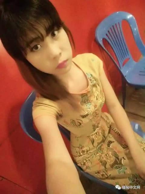 美女大学生蜂腰长腿身材 酷似芭比