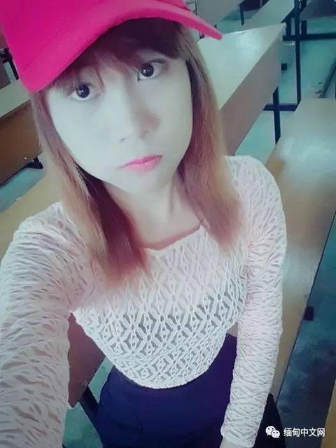 美女大学生蜂腰长腿身材 酷似芭比