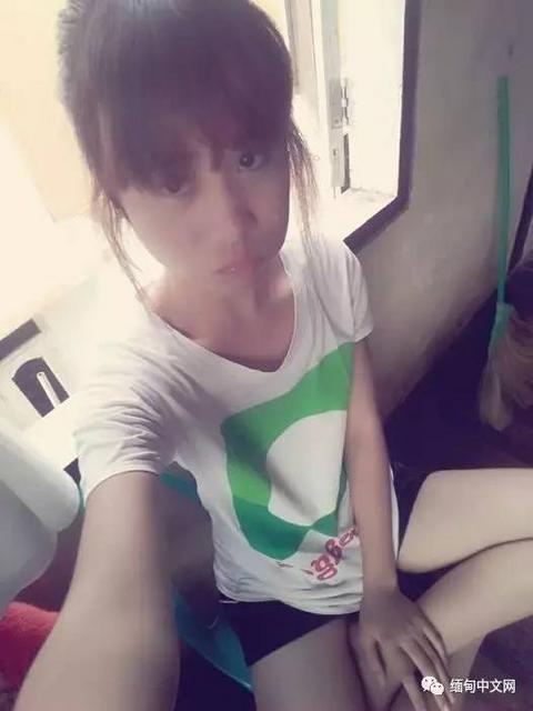 美女大学生蜂腰长腿身材 酷似芭比