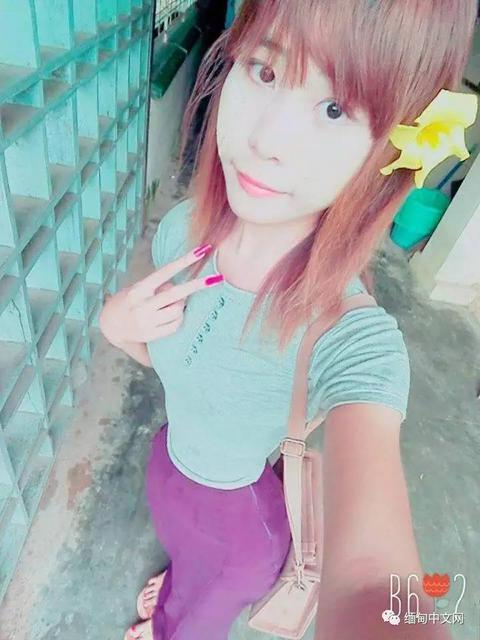 美女大学生蜂腰长腿身材 酷似芭比