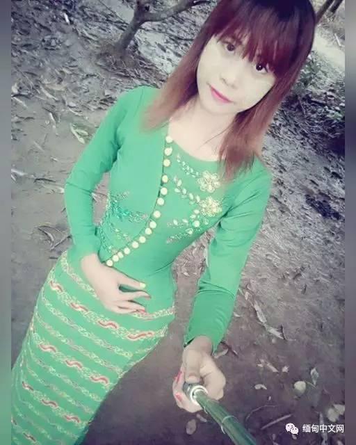 美女大学生蜂腰长腿身材 酷似芭比