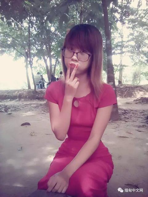 美女大学生蜂腰长腿身材 酷似芭比