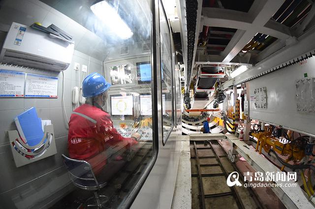 高清:实拍贯龙号盾构机 一天能挖9米地铁隧道