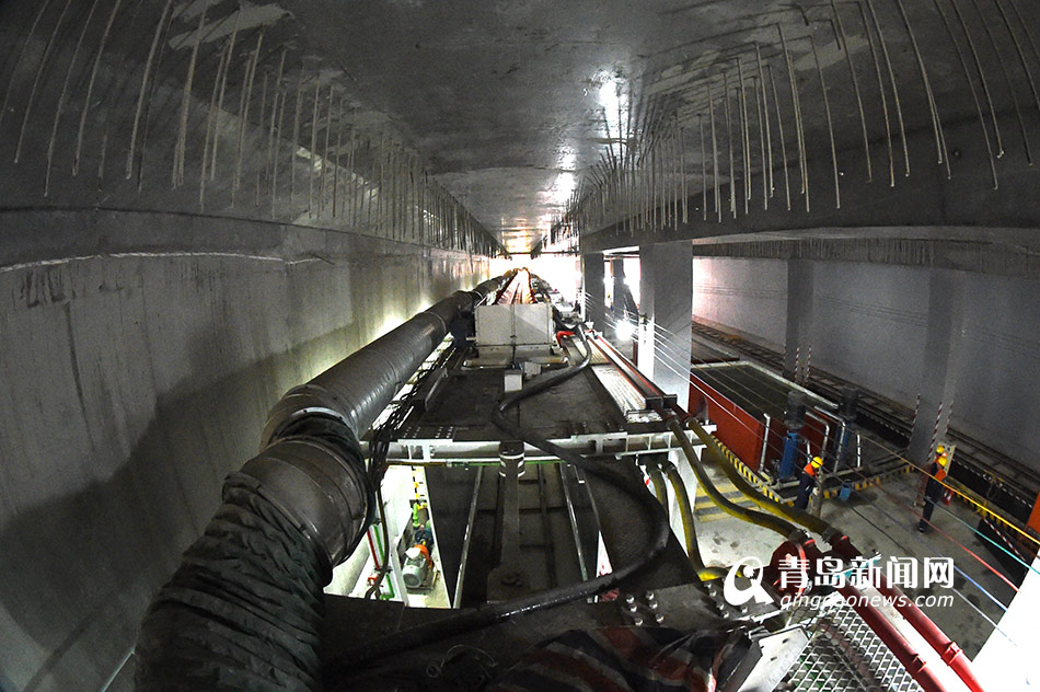 高清:实拍贯龙号盾构机 一天能挖9米地铁隧道