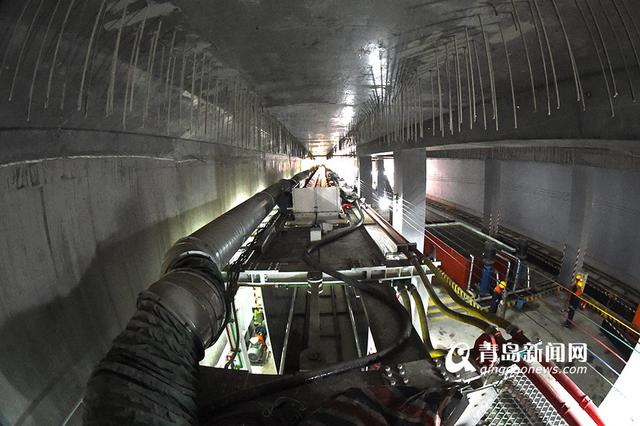 高清:实拍贯龙号盾构机 一天能挖9米地铁隧道