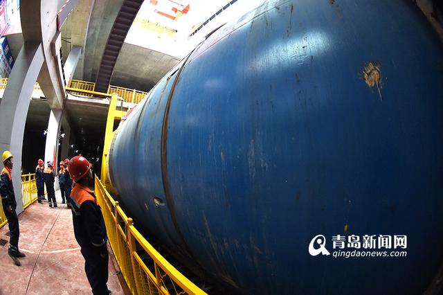 高清:实拍贯龙号盾构机 一天能挖9米地铁隧道