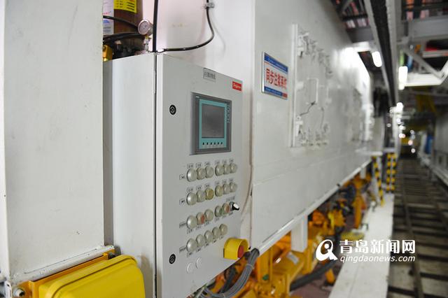 高清:实拍贯龙号盾构机 一天能挖9米地铁隧道