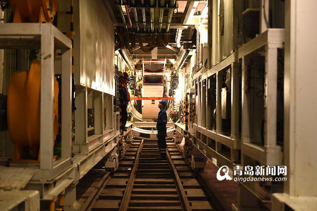 高清:实拍贯龙号盾构机 一天能挖9米地铁隧道