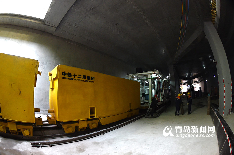 高清:实拍贯龙号盾构机 一天能挖9米地铁隧道