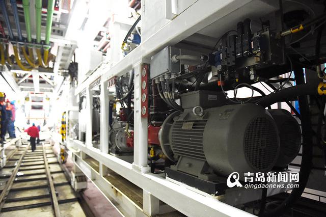 高清:实拍贯龙号盾构机 一天能挖9米地铁隧道