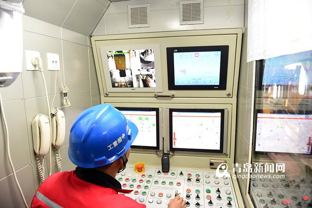 高清:实拍贯龙号盾构机 一天能挖9米地铁隧道