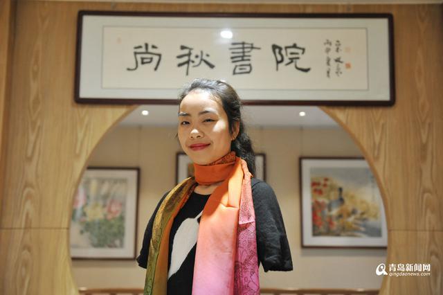 【青岛故事】80后无臂女书画家 用嘴写人生