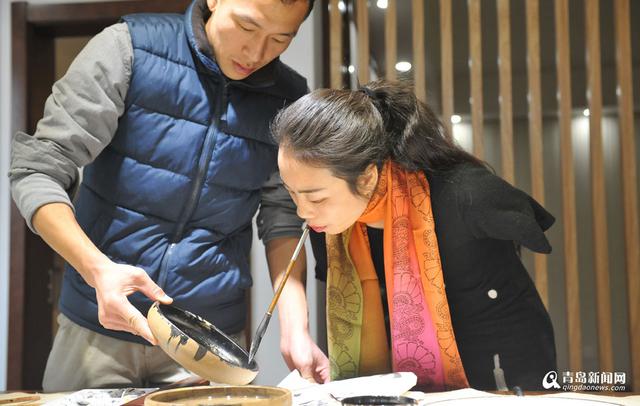 【青岛故事】80后无臂女书画家 用嘴写人生