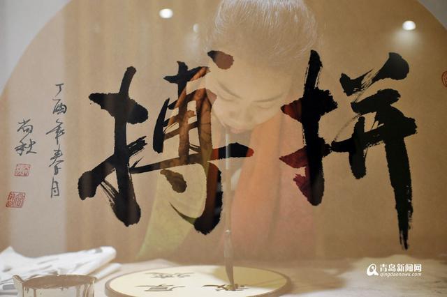 【青岛故事】80后无臂女书画家 用嘴写人生