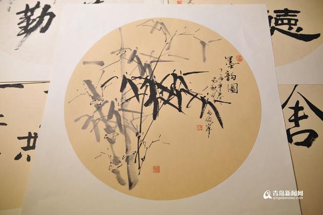 【青岛故事】80后无臂女书画家 用嘴写人生