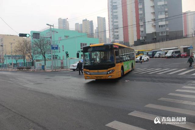 公交司机不礼让斑马线 撞伤行人 公交司机不礼让斑马线 撞伤行人