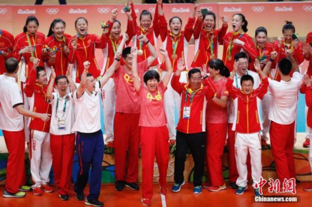 郎平率中国女排重夺奥运冠军 中新网记者 杜洋 摄