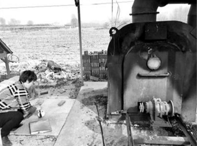 大兴区某宠物墓园的火化机旁，工作人员正在装宠物骨灰