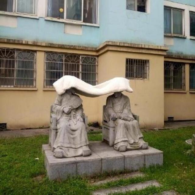 喜感！同学们在雕像上晒被子走红网络(图)