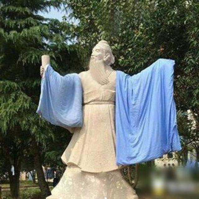 喜感！同学们在雕像上晒被子走红网络(图)