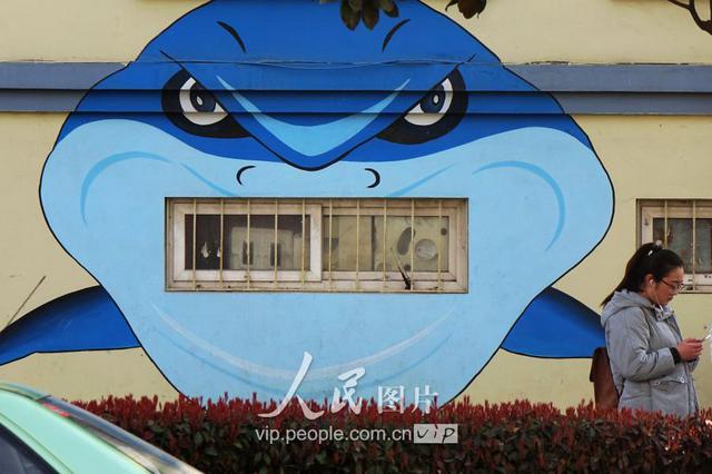 海洋主题墙面彩绘画扮靓青岛渔港