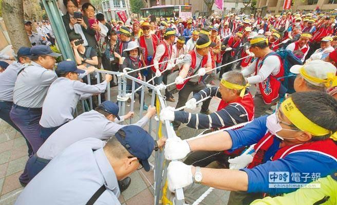 台湾当局官员大骂抗议群众：趁着清明早点去死