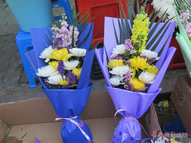 清明文明祭扫深入人心 素雅菊花花市热销