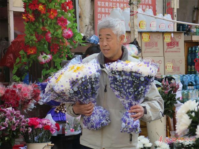 清明文明祭扫深入人心 素雅菊花花市热销