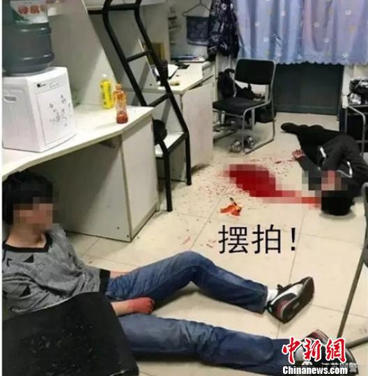 网络传播的“凶杀现场”照片。　警方供图　摄