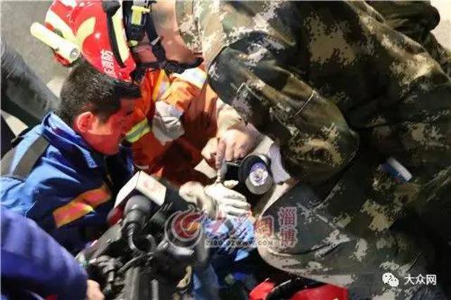 山东两岁坠井幼童救上来了！出动16台挖掘机