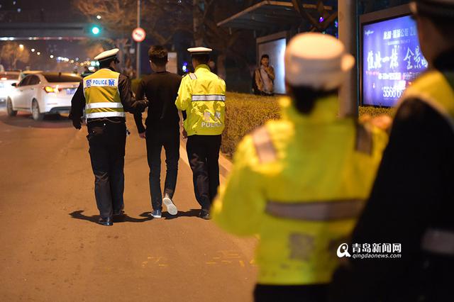 【青岛故事】女交警的夜生活 直播查酒驾