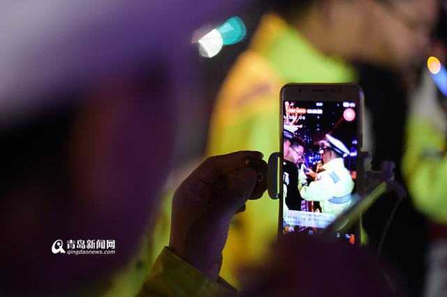 【青岛故事】女交警的夜生活 直播查酒驾