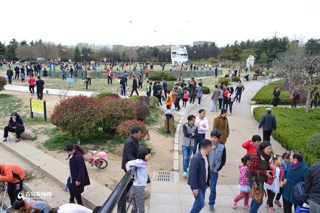 高清：赏花划船放风筝 清明节世纪公园人鼓了