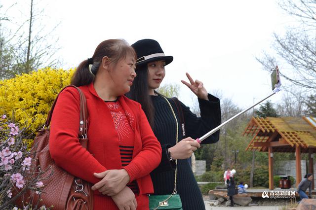 高清：赏花划船放风筝 清明节世纪公园人鼓了