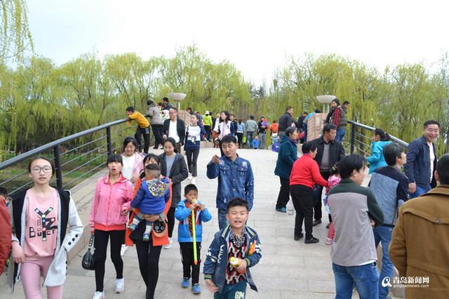 高清：赏花划船放风筝 清明节世纪公园人鼓了